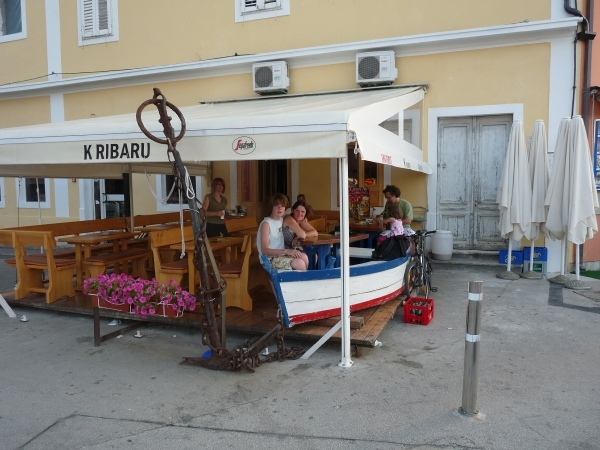 2009_07_24 056 Novigrad - café met boot-terras - Benno, Mieke