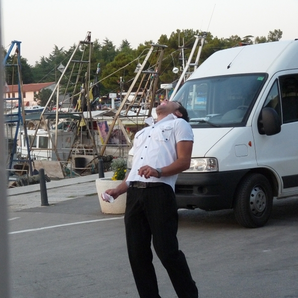 2009_07_24 064 Novigrad - stunts met ijsjes in mond opvangen
