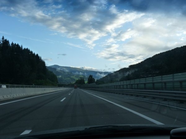 2009_07_25 001 onderweg in Oostenrijk - wolken, bergen, snelweg