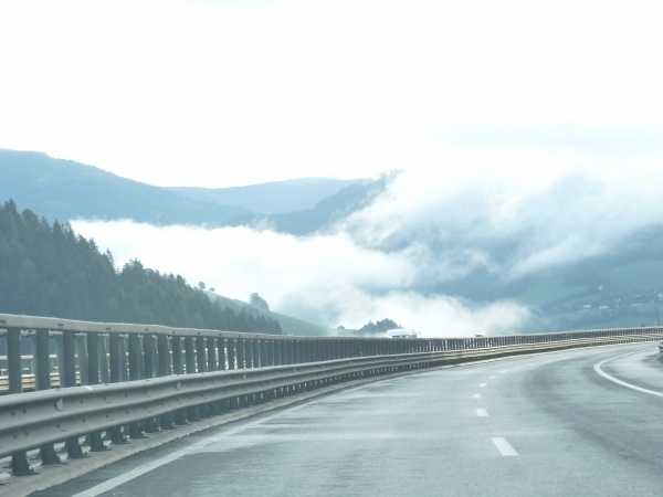 2009_07_25 003 onderweg in Oostenrijk - wolken, bergen, snelweg