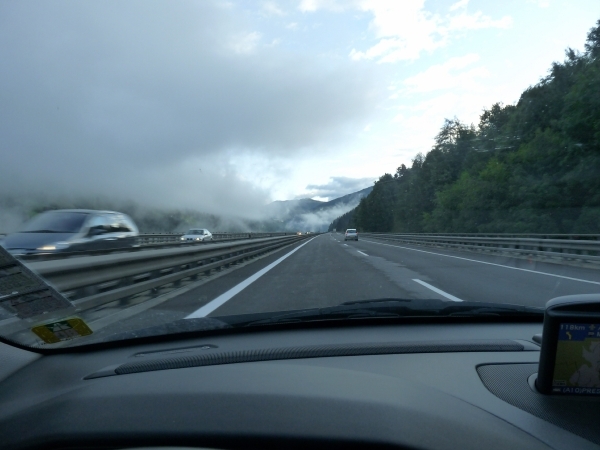 2009_07_25 004 onderweg in Oostenrijk - wolken, bergen, snelweg