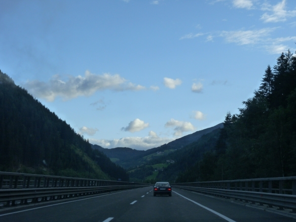2009_07_25 006 onderweg in Oostenrijk - wolken, bergen, snelweg