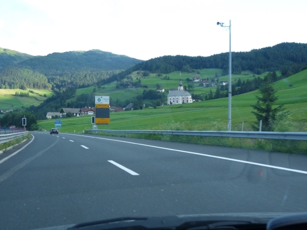 2009_07_25 008 onderweg in Oostenrijk - wolken, bergen, snelweg -