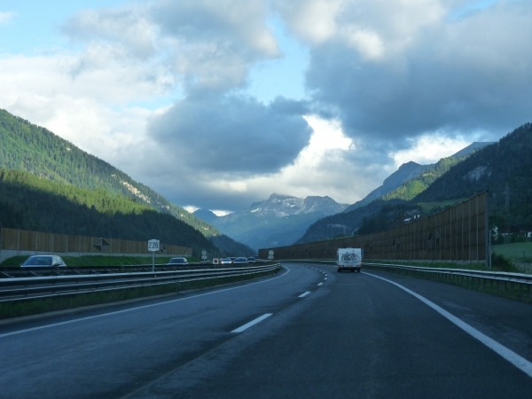 2009_07_25 011 onderweg in Oostenrijk - wolken, bergen, snelweg
