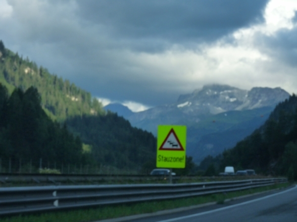 2009_07_25 012 onderweg in Oostenrijk - wolken, bergen, snelweg -