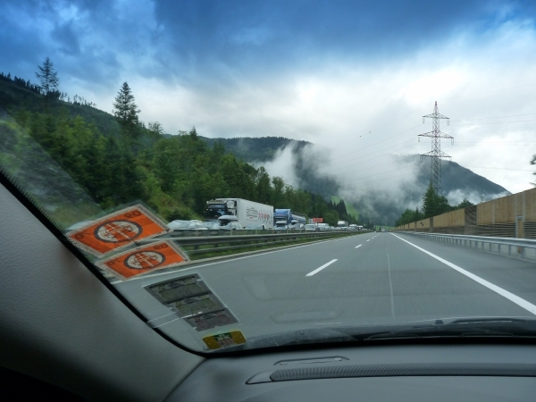 2009_07_25 016 onderweg in Oostenrijk - wolken, bergen, snelweg -