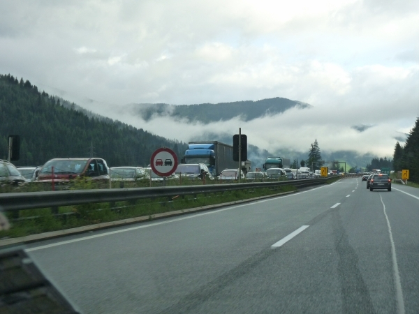 2009_07_25 017 onderweg in Oostenrijk - wolken, bergen, snelweg -
