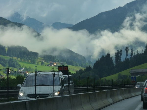 2009_07_25 018 onderweg in Oostenrijk - wolken, bergen, snelweg