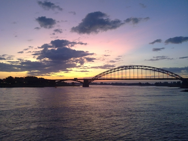 Waalbrug bij zonsopgang