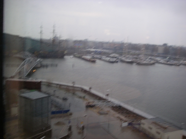 uitzicht op het Binnen-IJ Amsterdam vanuit de bibliotheek