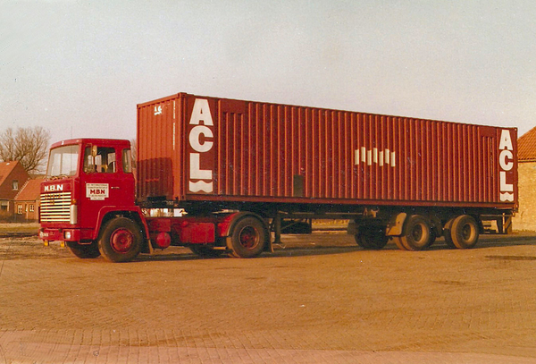 Scania met dagcabine en Container Oplegger