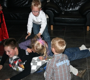 2009-10-17 verjaardagsfeest Bjarne 11 jaar Bjarne laat zich doen