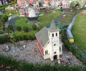 2009_10_31 068 Windsor Legoland - kerk (en kerkhof...)