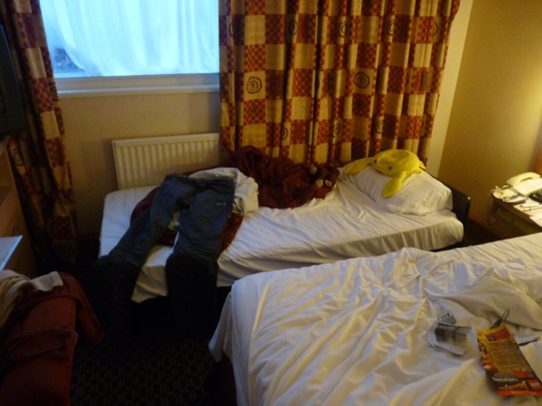 2009_11_01 02 Windsor Slought hotel - Benno's bed (beetje blooper