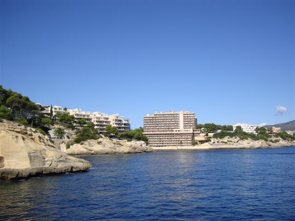 Zicht op het hotel Cala Vias vanop zee...