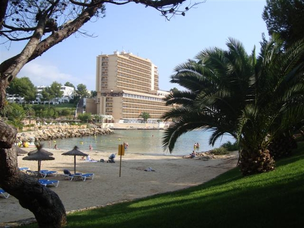 Op de achtergrond: het hotel Cala Vias...