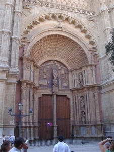 En van de ingangen van de kathedraal van Palma...
