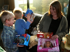 2009-11-29 Daan toont speelgoed aan tante Griet