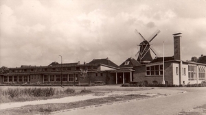 Heerenveen School C.V.O met Molen.
