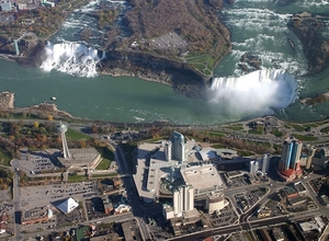 2  Niagara_watervallen _luchtzicht met American Falls links