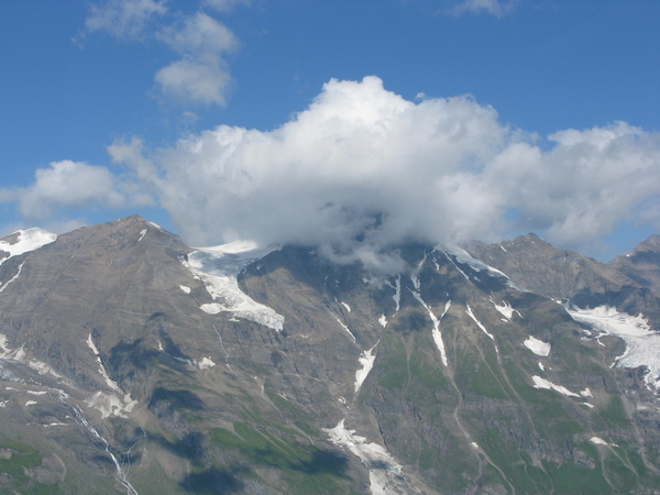 wolk op de spits van de berg