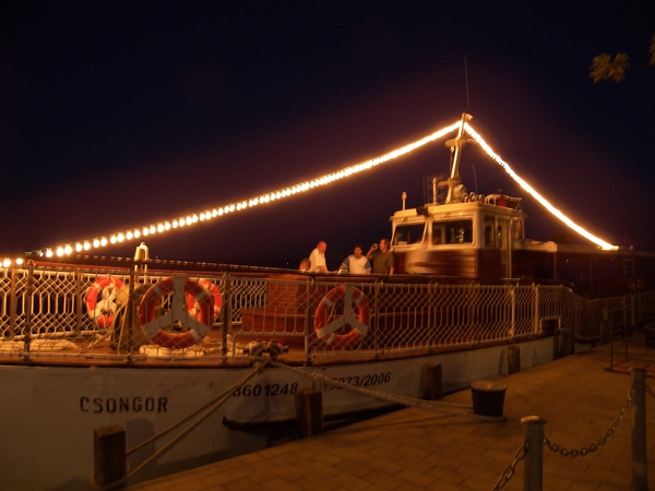 Nachtboot voor vuurwerk Nationale Feestdag