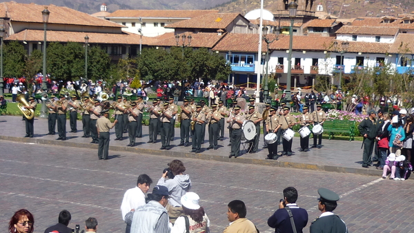 cusco parade op de plaza (1)