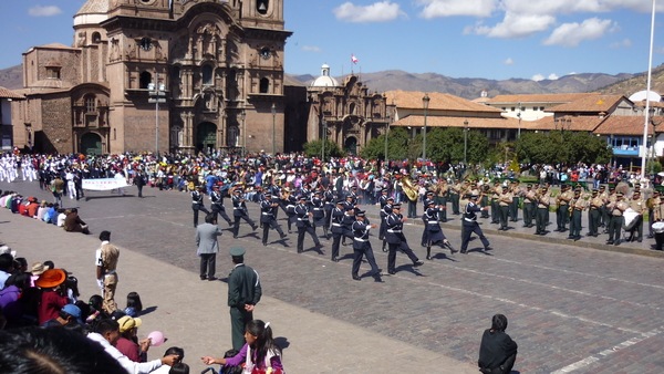 cusco parade op de plaza (2)