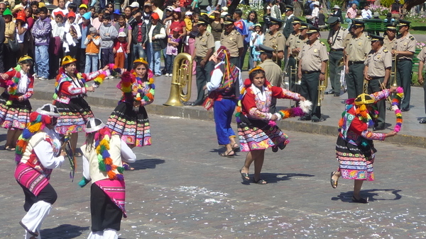 cusco parade op de plaza (4)