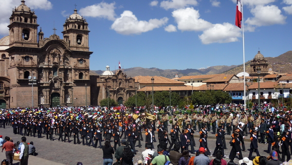 cusco parade op de plaza (6)