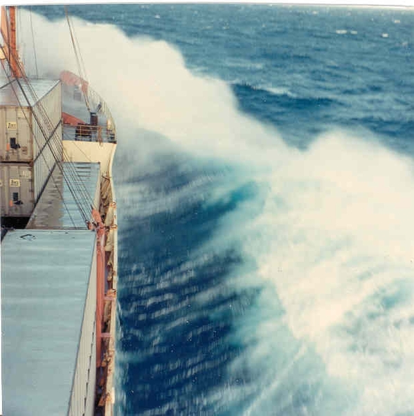 CMB schip m/v Rubens 1967 golven op North Atlantic