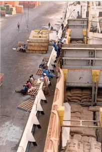 Cmb Fabiolaville 1990 cacao bonen laden in Abidjan - Ivoorkust
