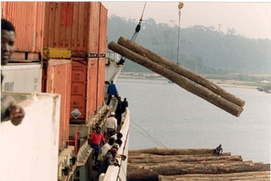 Cmb Fabiolaville 1990 boomstammen laden in San Pedro - Ivoorkust