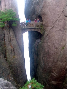 brug tussen de rotsen