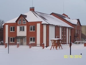 De kerk en speeltuin nu in de sneeuw