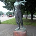 b46  standbeeld werkende vrouw