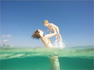 Moeder en kindje in water