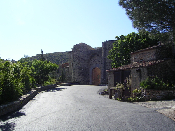 Vakantie juni 2008  Ingang dorpje Castelnou