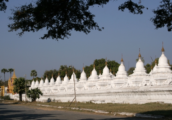 Kleine witte stupa's