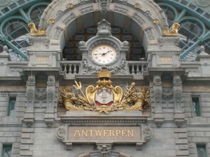 Closup klok en wapenschild Antwerpen