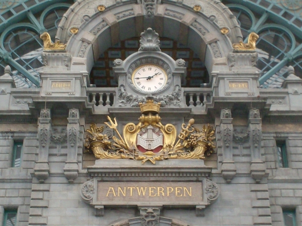 Closup klok en wapenschild Antwerpen