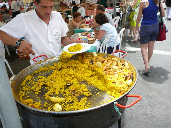 Paella op straat tijdens de Hogueras Alicante