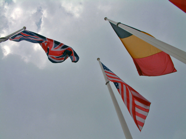 wapperende vlaggen aan het Museum