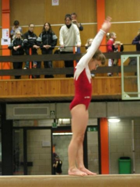 De eerste stappen van Julie als gymnaste in 2004
