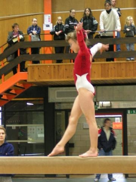 De eerste stappen van Julie als gymnaste in 2004