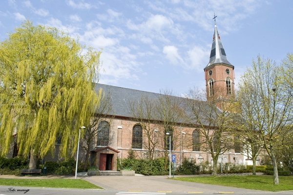 Kerkplein Sint-Amanduskerk 01