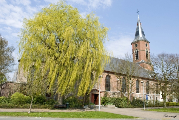 Kerkplein Sint-Amanduskerk 02