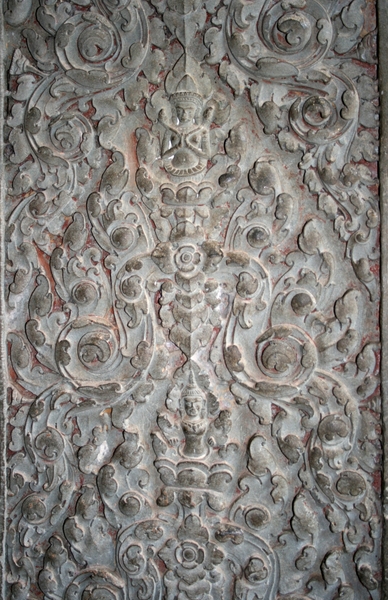 Detail versiering van de kolom