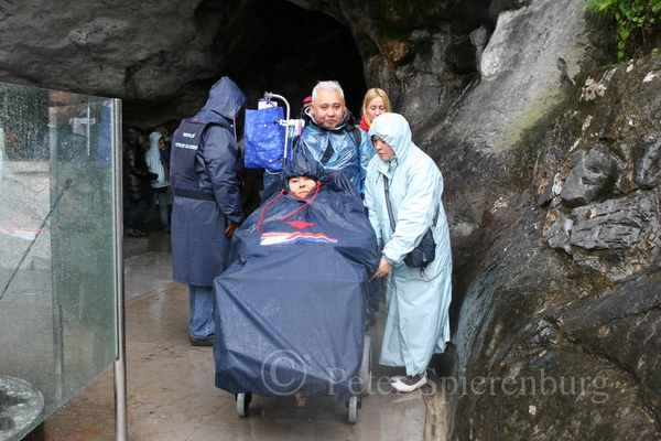 2010.05.03.5339  bezoek aan de grot