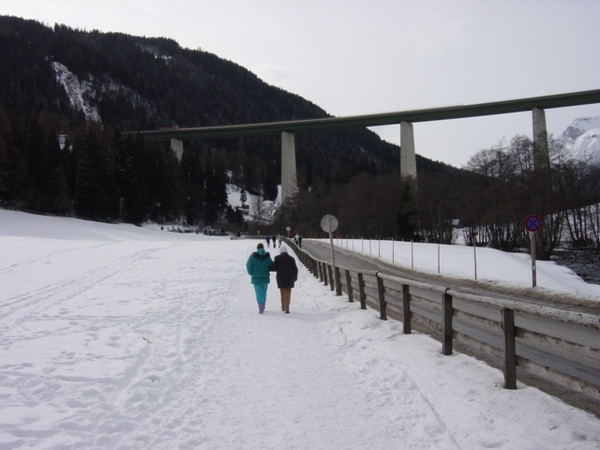 Op weg naar de skipiste met brug van Brenner